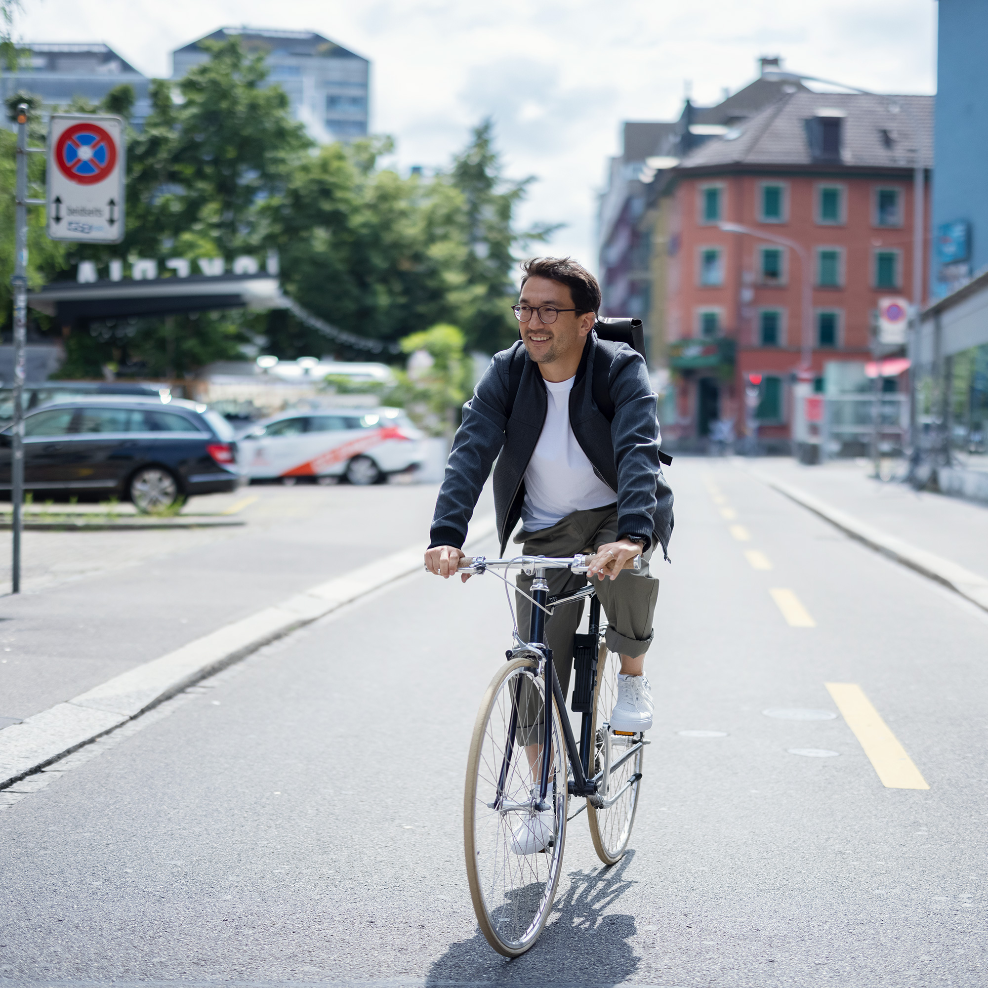 Mann fährt auf Rad durch die Stadt