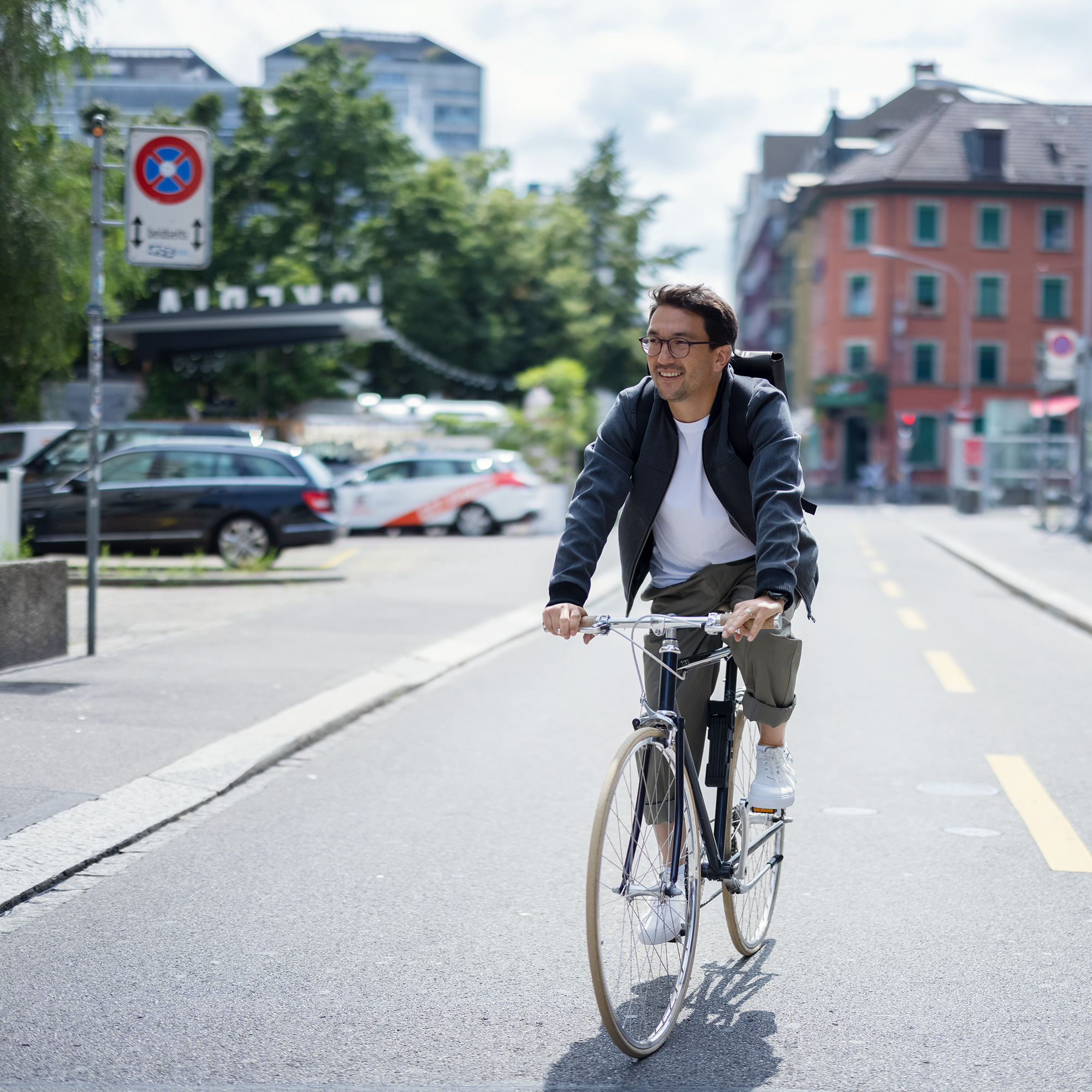 Junger Mann fährt auf dem Fahrrad