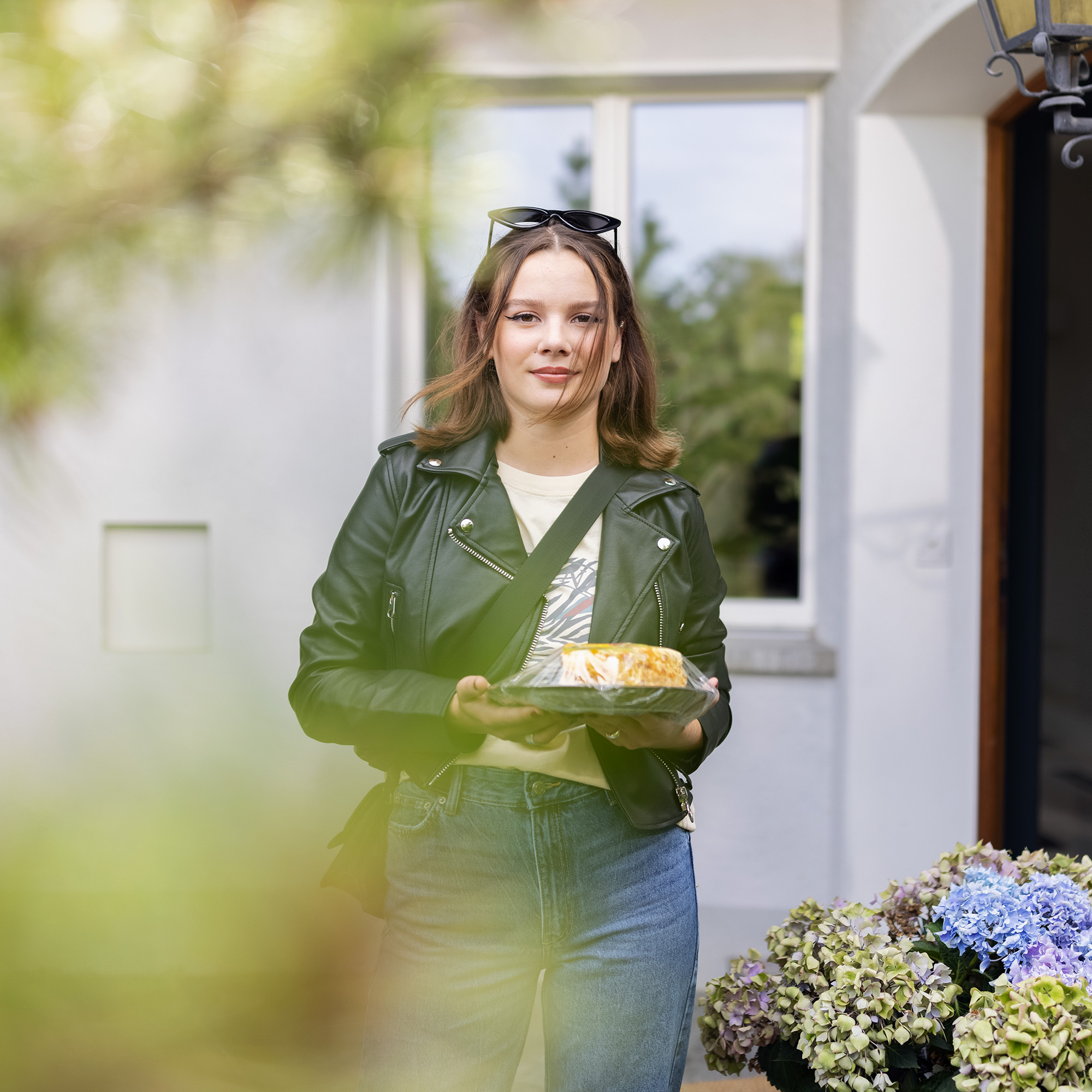 Junges Fräulein mit Kuchen