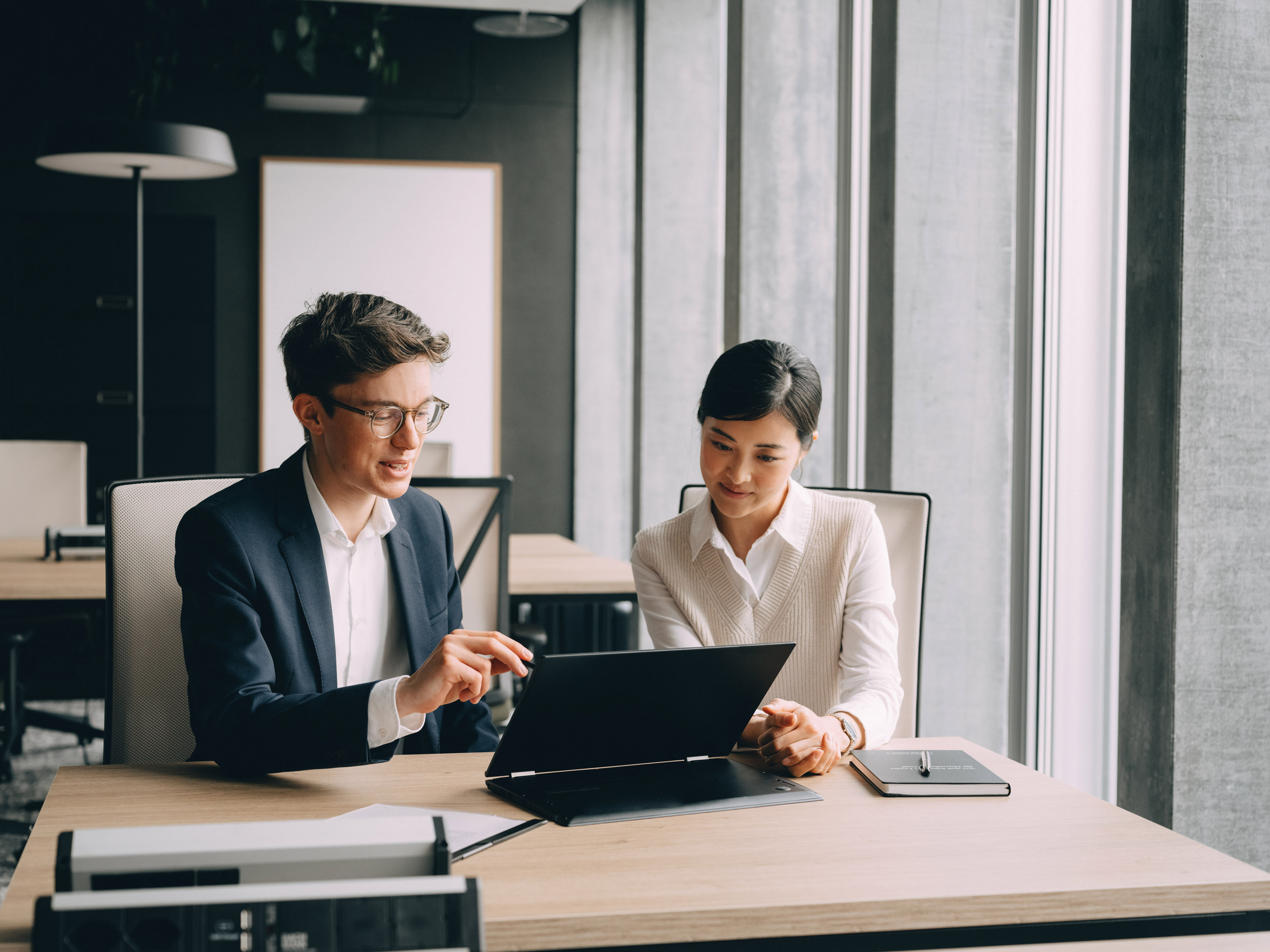 Ambitionierter Lehrling am Laptop mit seiner Vertrauensperson
