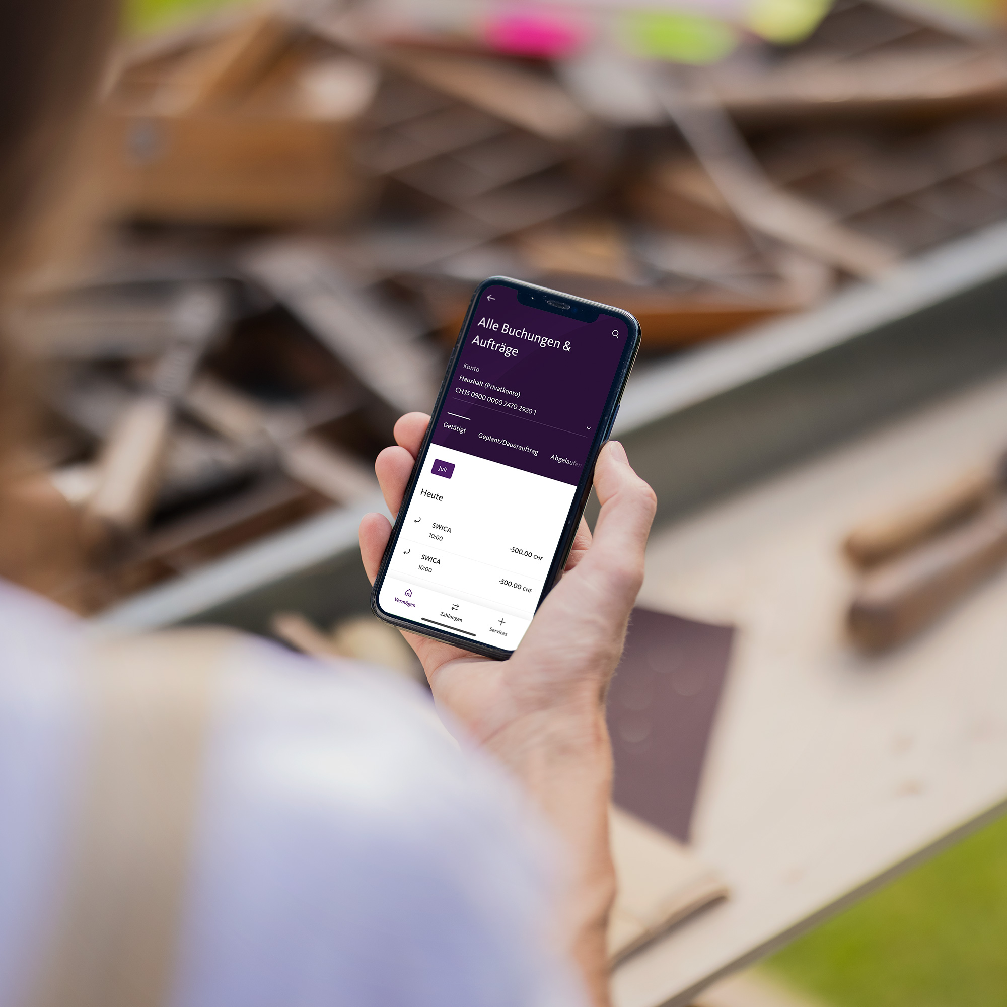 Nahaufnahme Person hält Smartphone in der Hand