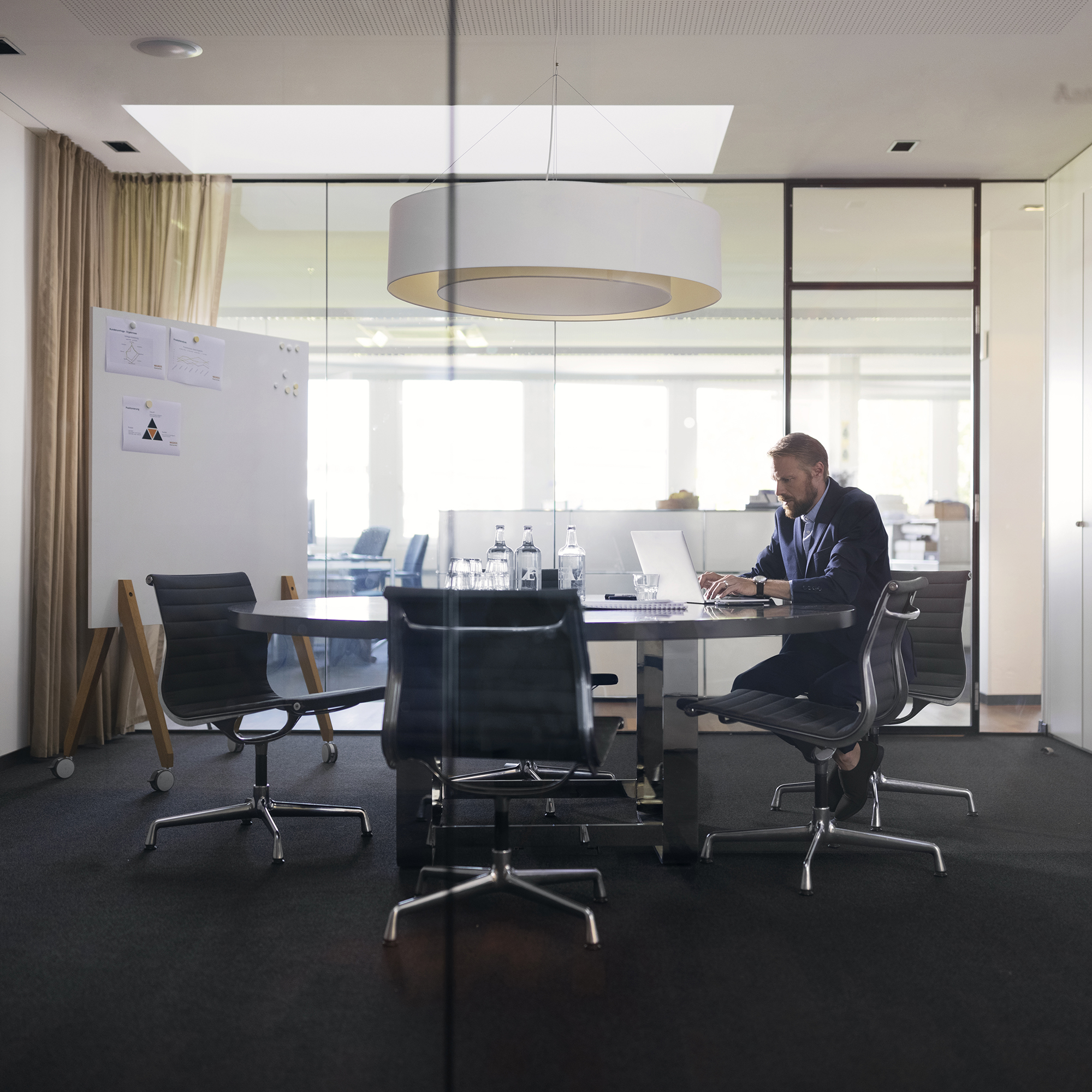 Mann arbeitet in Sitzungszimmer