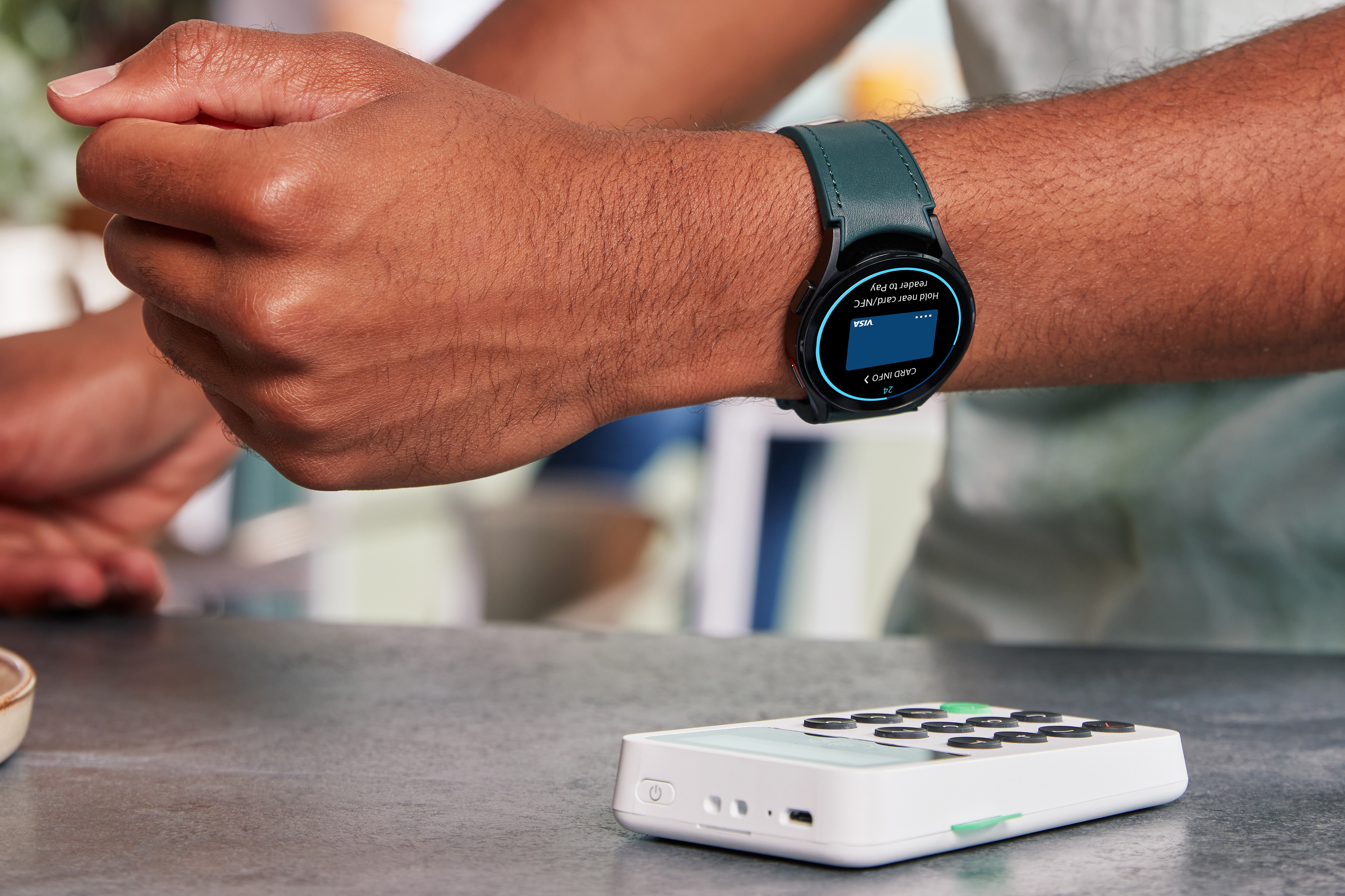 Eine Kontaktloszahlung wird über eine Smartwatch abgewickelt