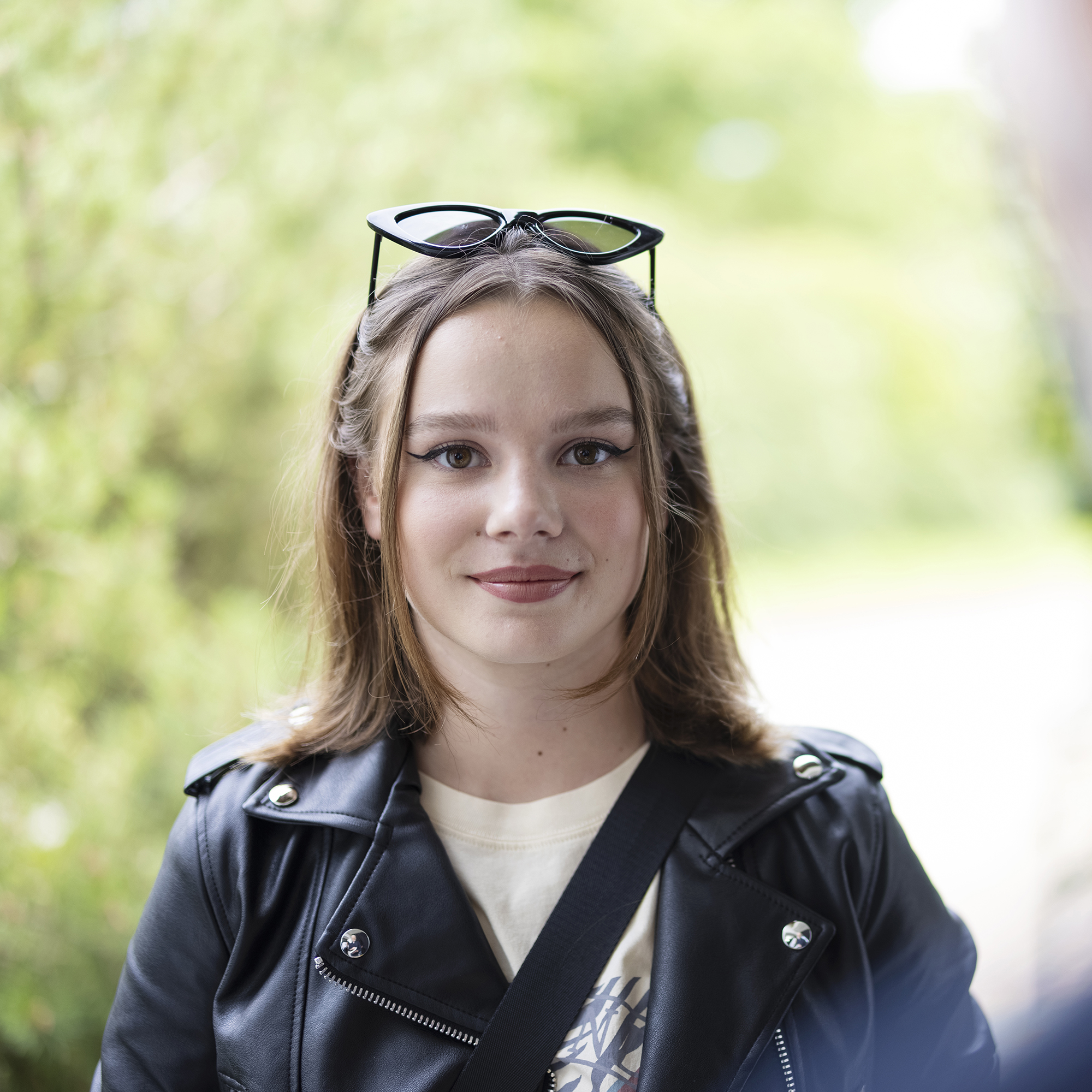 Junge Frau mit Blick in die Kamera