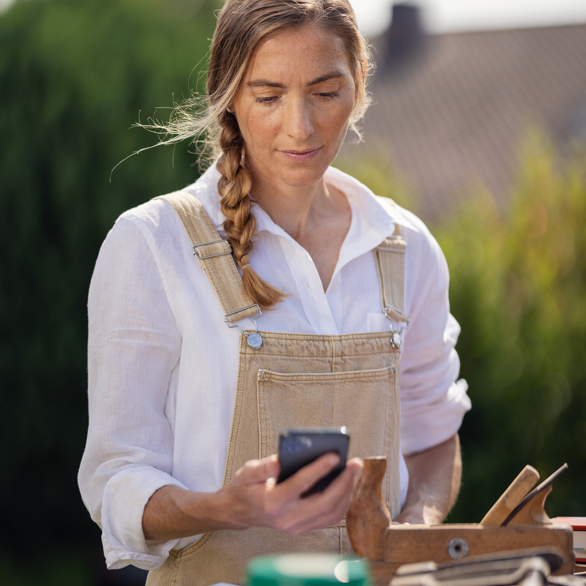 Porträt von Frau die auf Smartphone schaut
