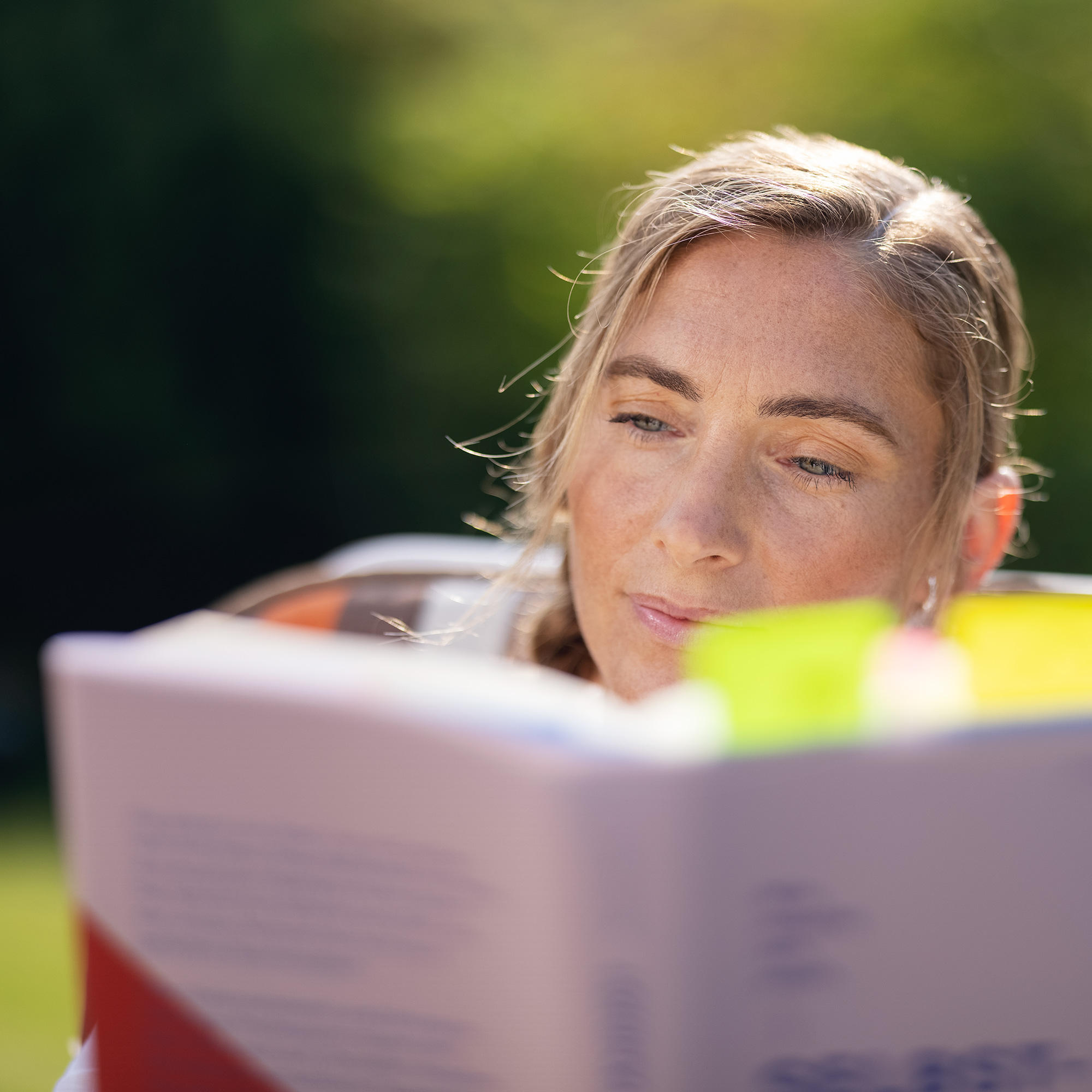 Frau liest ein Buch