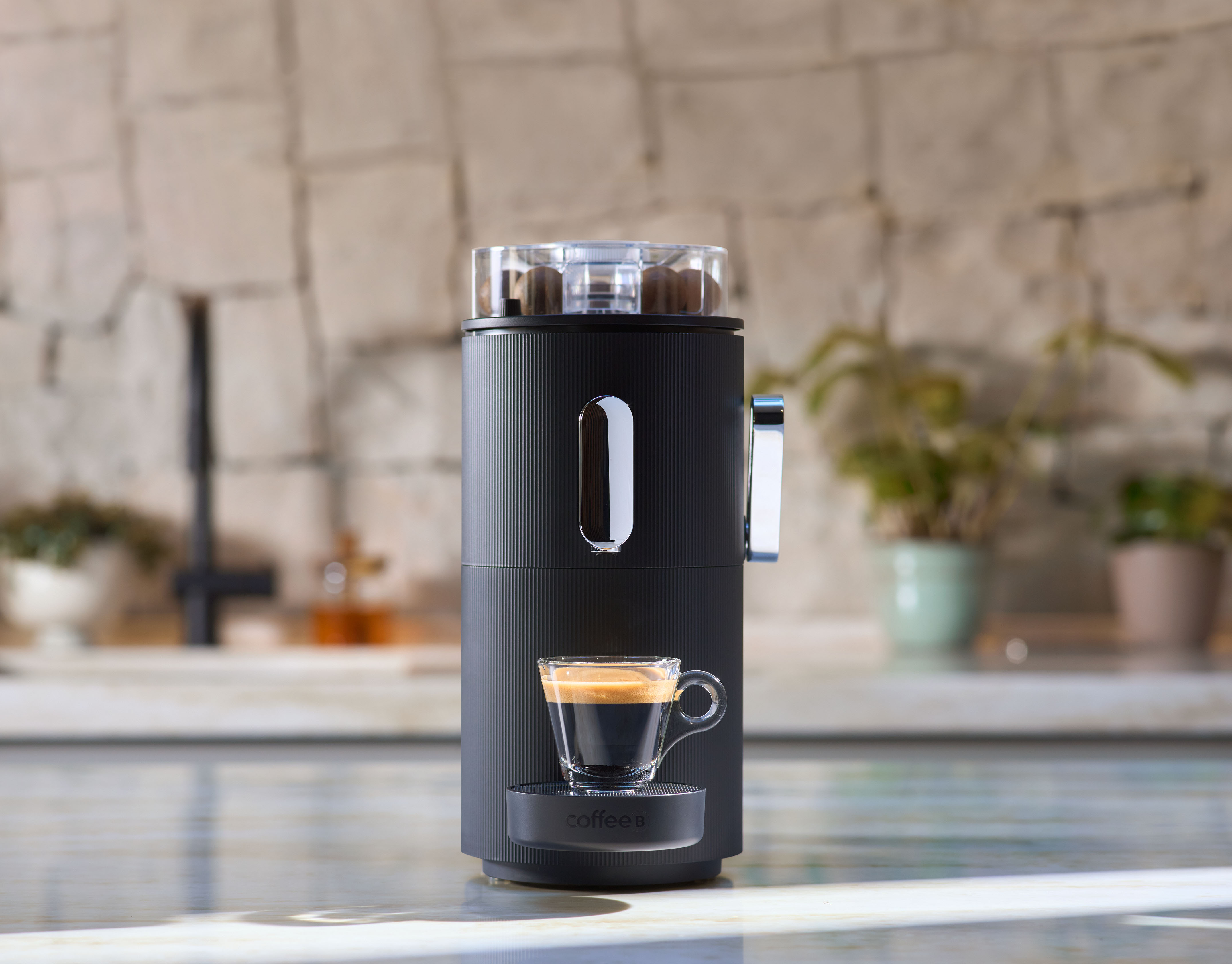 220310_COFFEE_B_MOTIV_29_MACHINE_WITH_ESPRESSO_BLACK_001_srgb-lowres