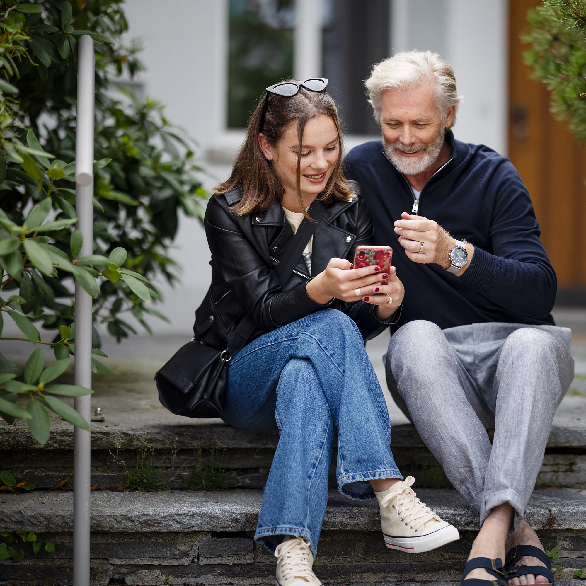 Mann redet mit junger Frau am Smartphone