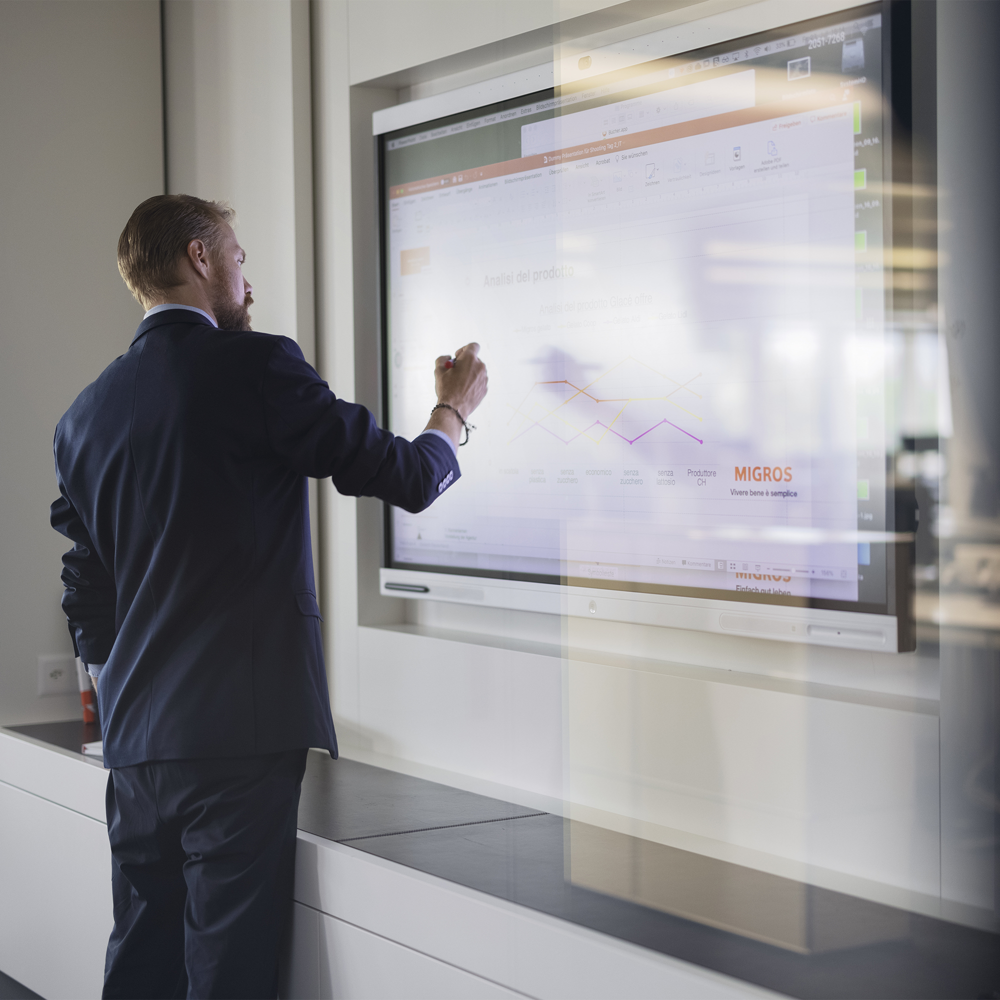Mann in Anzug vor Daten-Screen