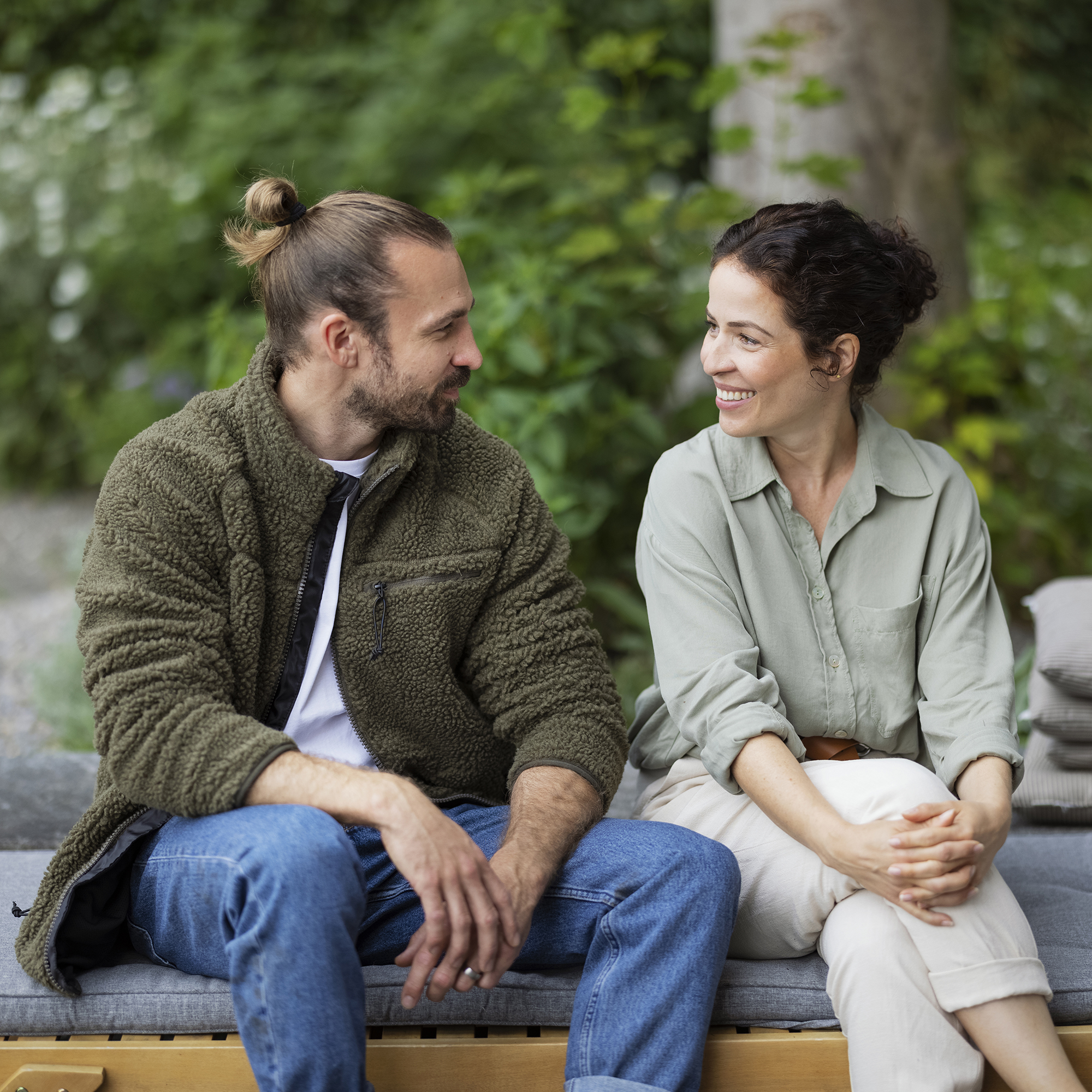 Mann und Frau sitzen im Garten