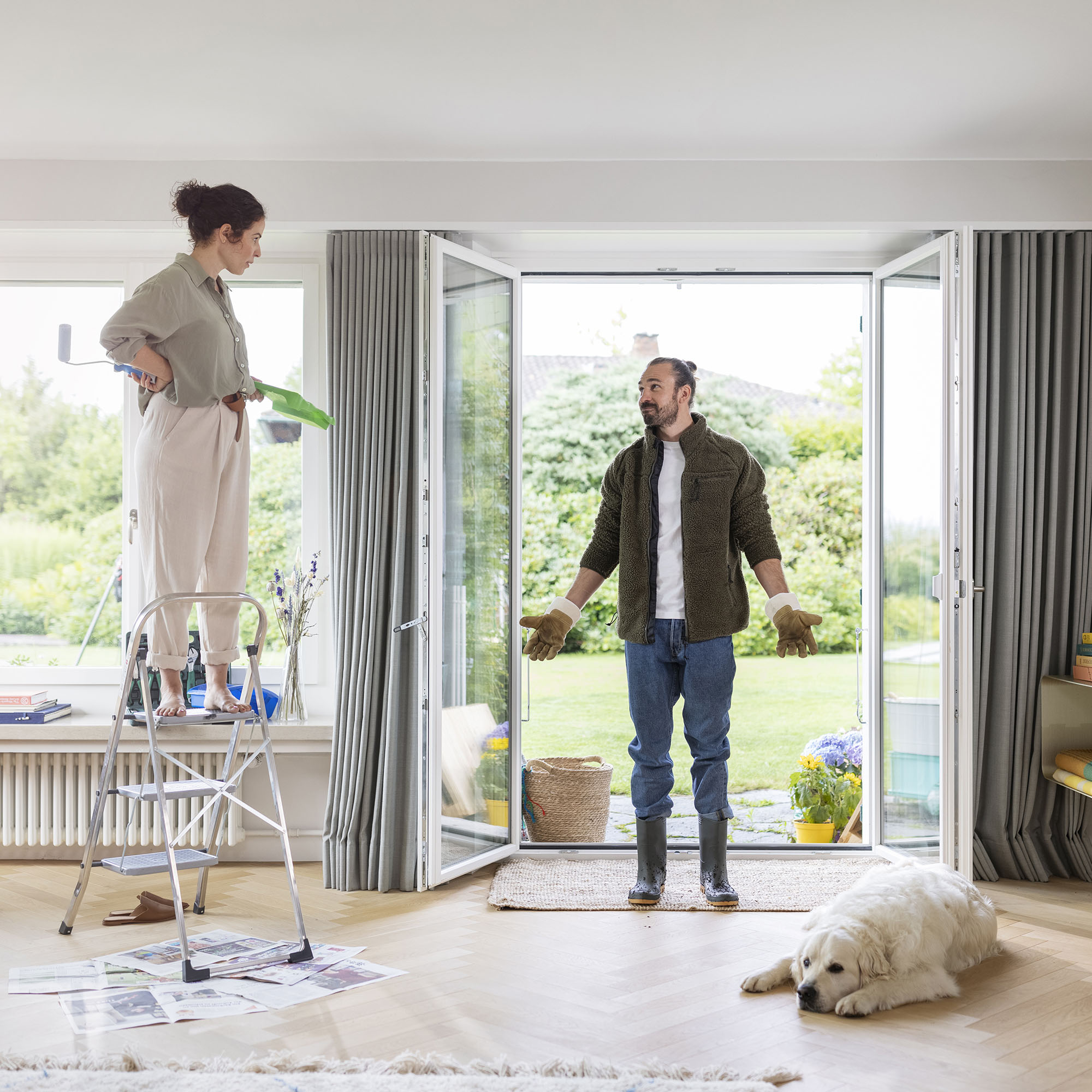Mann und Frau in einer frisch bezogenen Wohnung