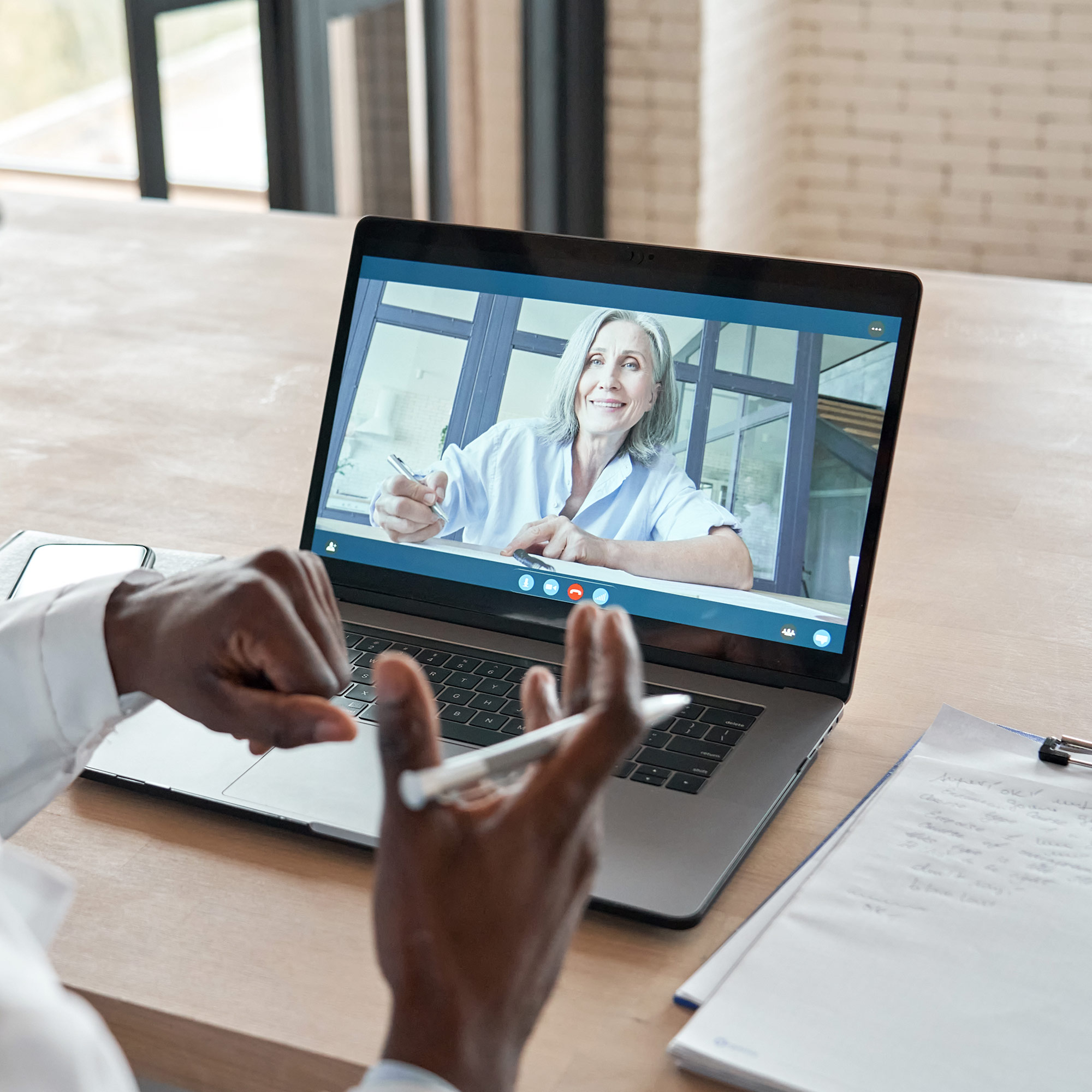 Laptop mit aktivem Videocall