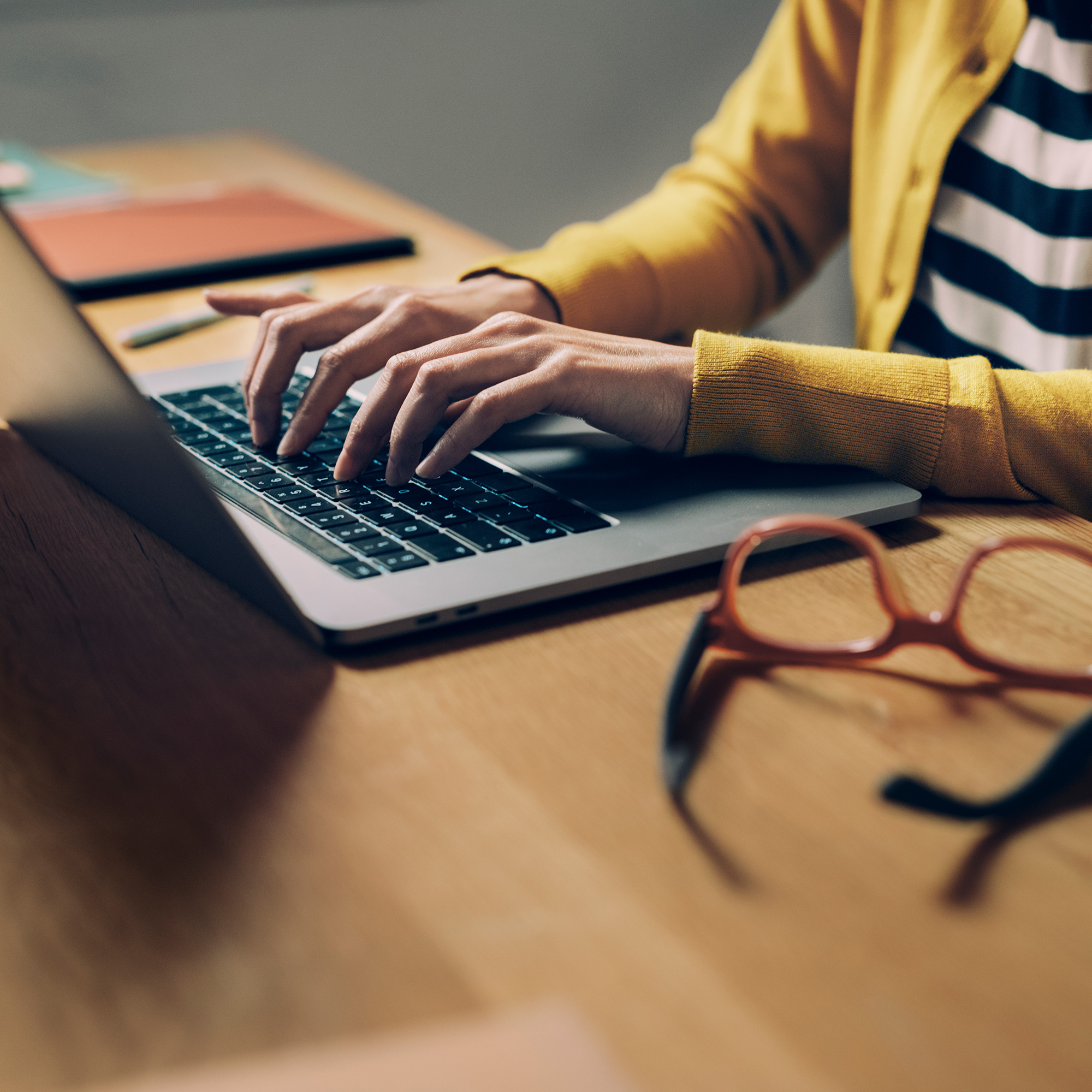 Nahaufnahme Person tippt auf Laptop-Tastatur